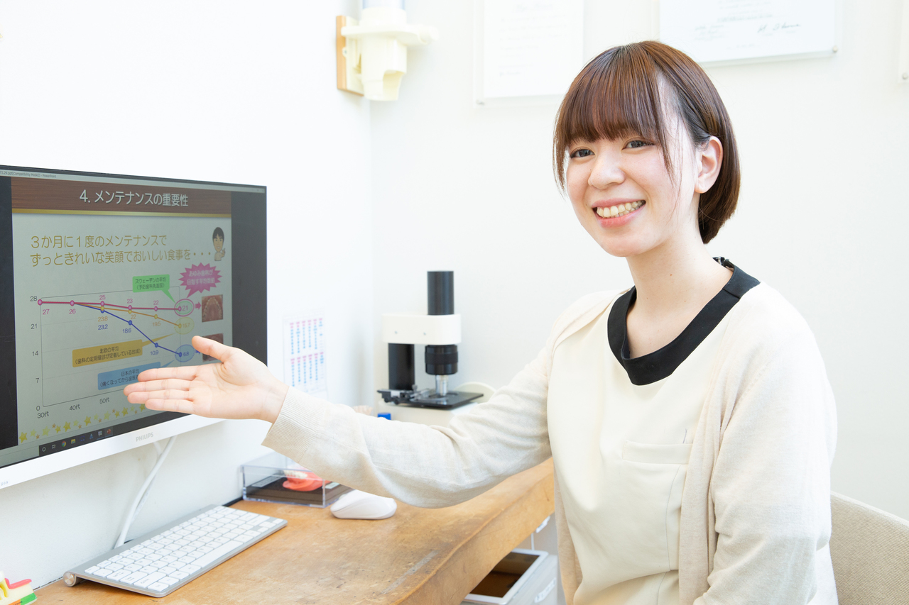 あゆみ歯科クリニックのスタッフが患者へ説明しているところ