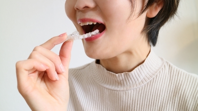 マウスピースをはめようとしている女性