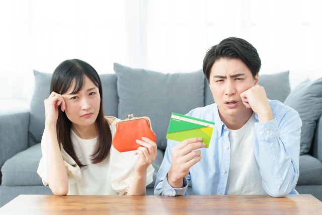 高い費用に悩む男女