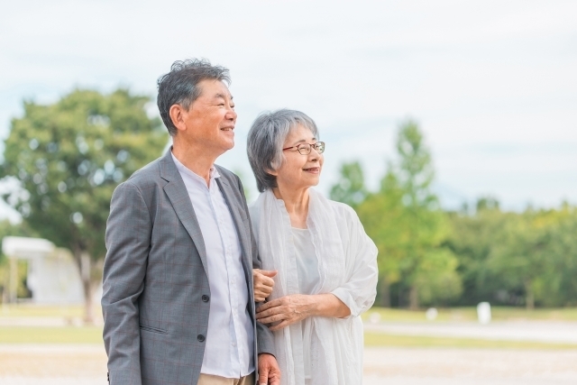 白髪の老夫婦が寄り添っている様子