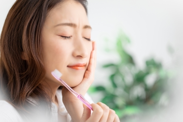 痛みに耐える女性