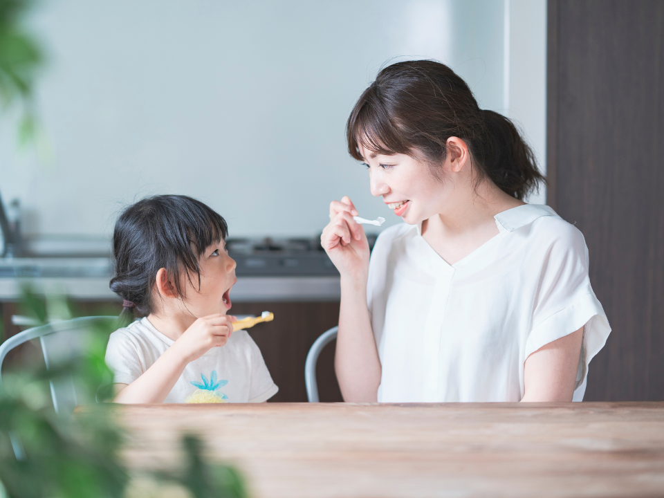 親子で歯磨きをしているところ、未就園児と母親