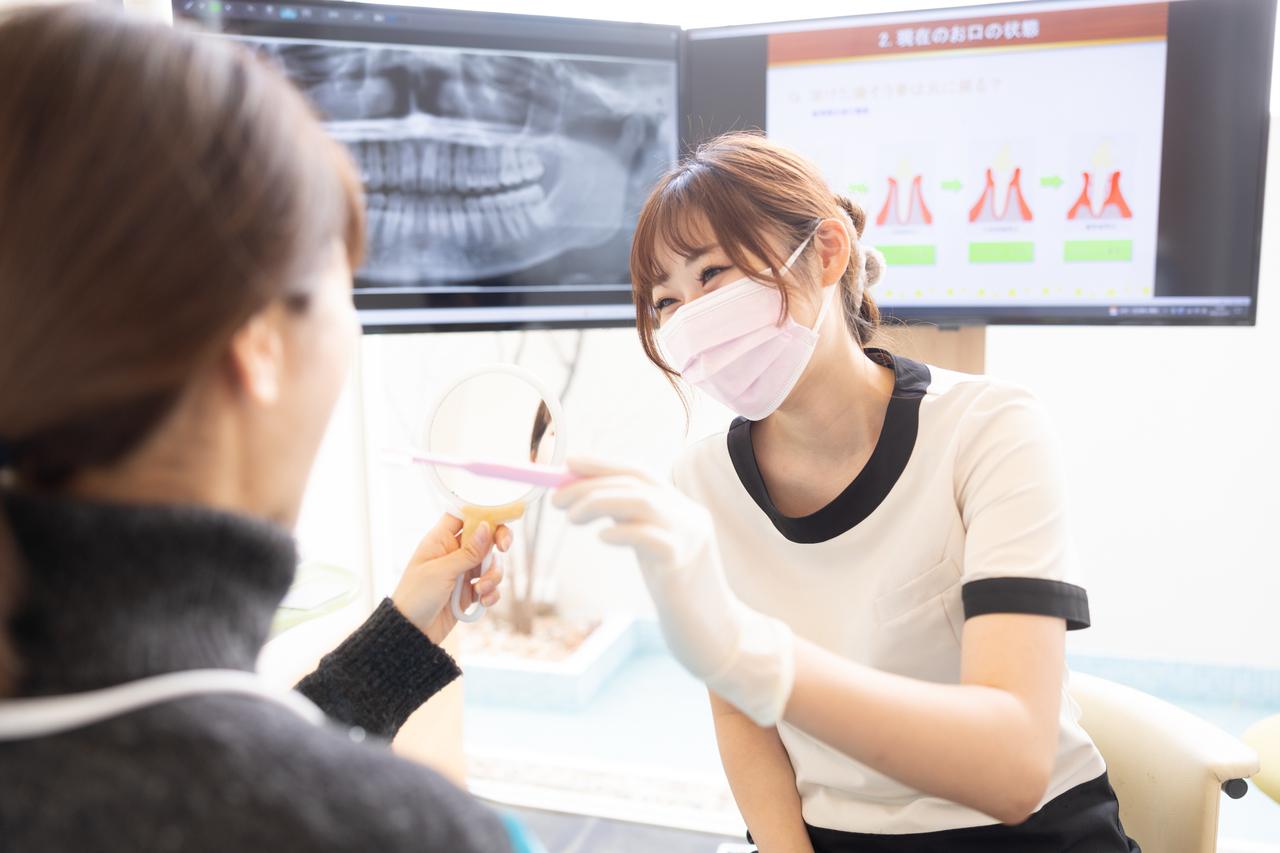 あゆみ歯科クリニックのスタッフが患者へ説明しているところ