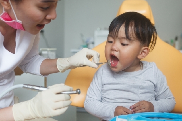 歯の治療を受ける子ども
