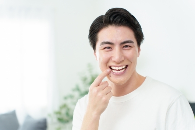 歯並びの良い白い歯の男性