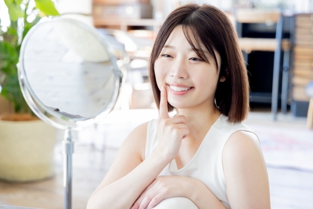 歯が白く歯並びの良い若い女性