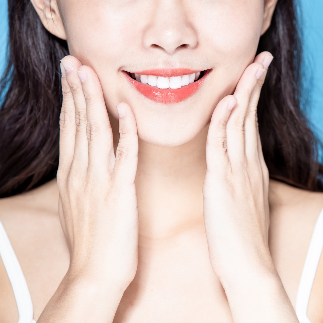 審美治療後の美しい女性の口元
