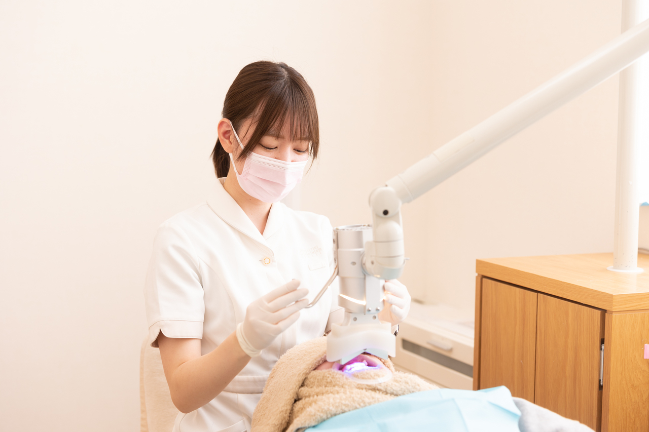 あゆみ歯科クリニックの歯科衛生士が患者の歯科検診をしているところ