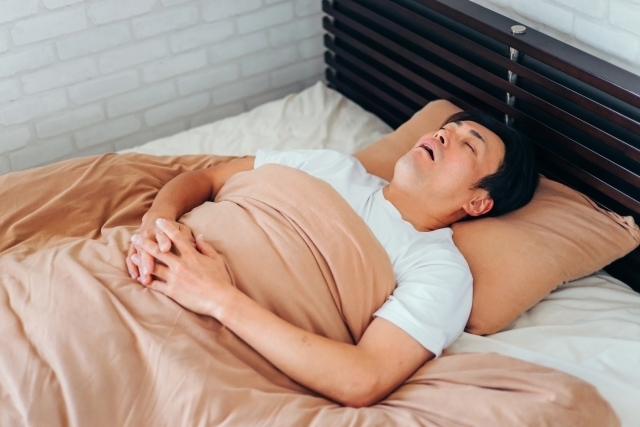 いびきをかいて寝る男性