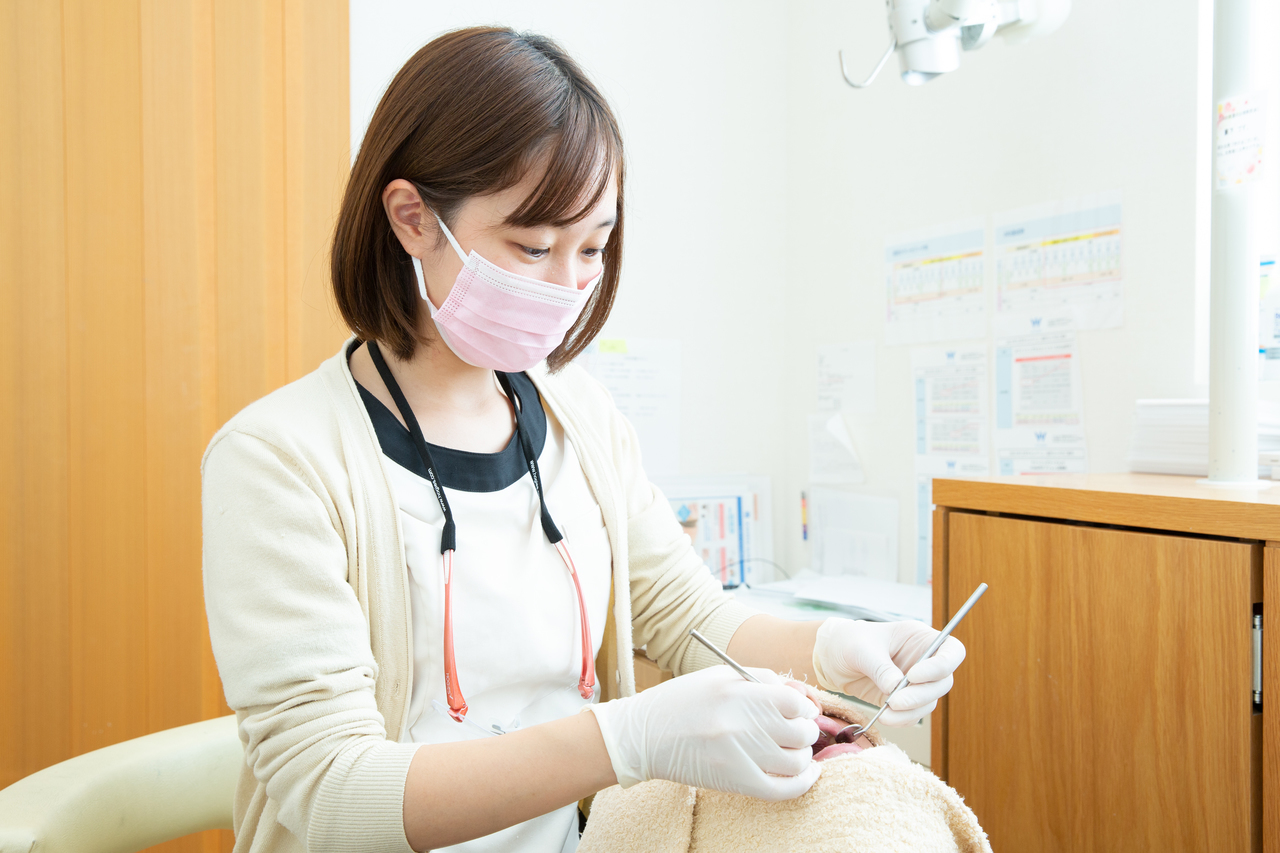 あゆみ歯科クリニックの歯科衛生士が患者の口腔ケアを実際にしているところ