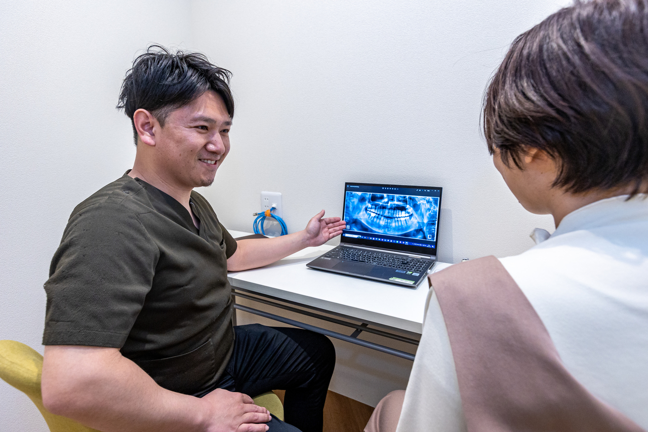 あゆみ歯科クリニックの院長が患者へ説明しているところ